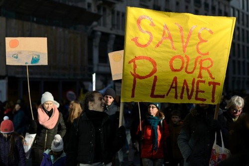 Thousands of people join climate change marches worldwide - ảnh 1